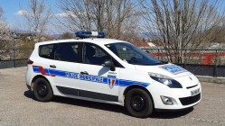 Annecy : Course poursuite depuis Annemasse les pneus crev&eacute;s, une voiture termine sa course dans un rond-point