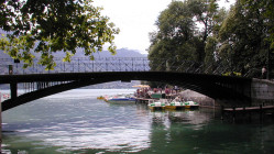 Annecy : Le pont du "désamour" face au tourisme de masse Annecy : Le pont du "désamour" face au tourisme de masse