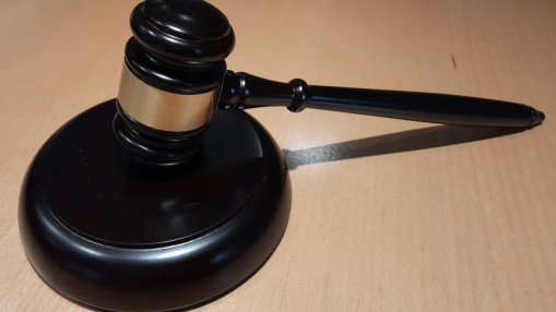 Annecy : Fantômes, barre de fer magique, banque... soins psychiatriques obligatoires pour un homme violent