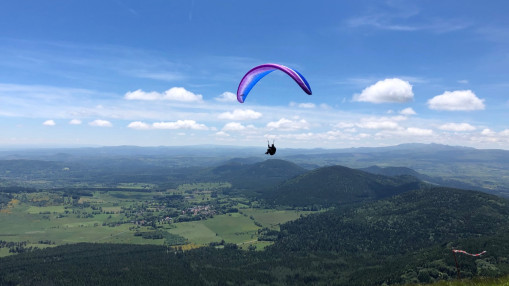 Lac d&rsquo;Annecy : un parapentiste de 60 ans meurt apr&egrave;s une chute dans l&rsquo;eau