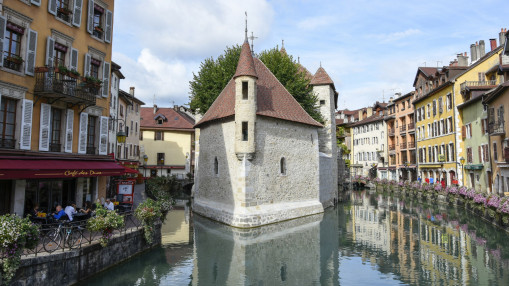 Le Palais de l'Isle, carte postale d'Annecy, a surtout servi de prison