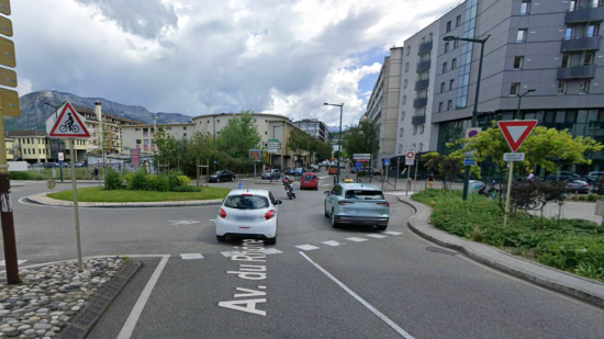 Annecy : l'automobiliste coupe la route à deux Kosovars, il est passé à tabac à coups de pied de biche Annecy : l'automobiliste coupe la route à deux Kosovars, il est passé à tabac à coups de pied de biche