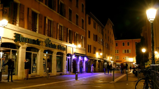 Eclairage public à Annecy : la mairie va rallumer la lumière les vendredis et samedis Eclairage public à Annecy : la mairie va rallumer la lumière les vendredis et samedis