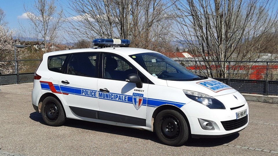 Annecy : Course poursuite depuis Annemasse les pneus crev&eacute;s, une voiture termine sa course dans un rond-point