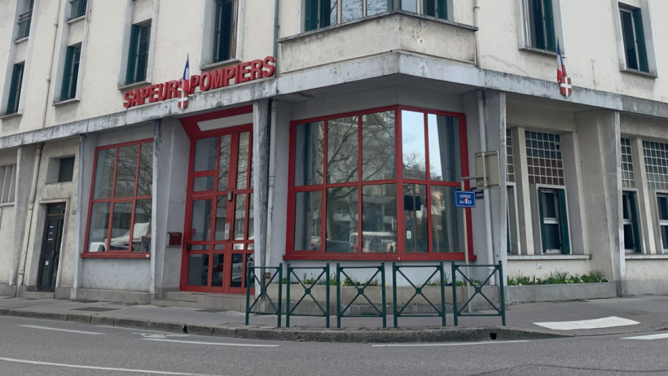 Annecy : Feu de poubelle dans un immeuble, 17 personnes évacuées