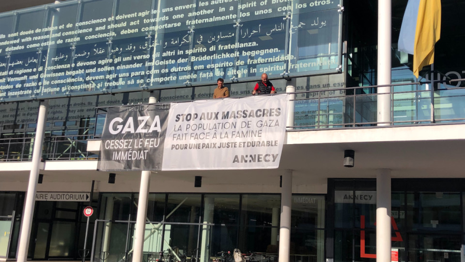 Annecy : La banderole pour Gaza remise sur le fronton de l'H&ocirc;tel de Ville
