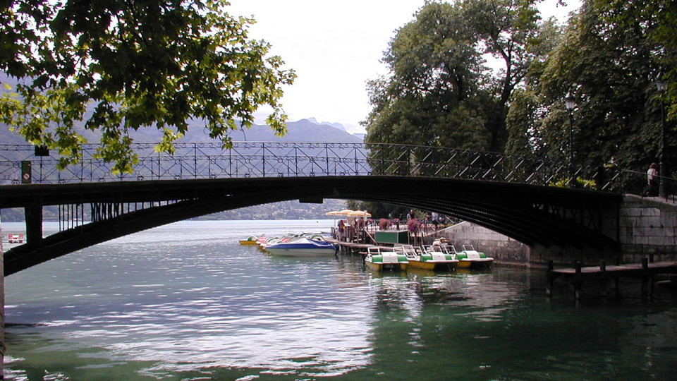 Annecy : Le pont du "d&eacute;samour" face au tourisme de masse