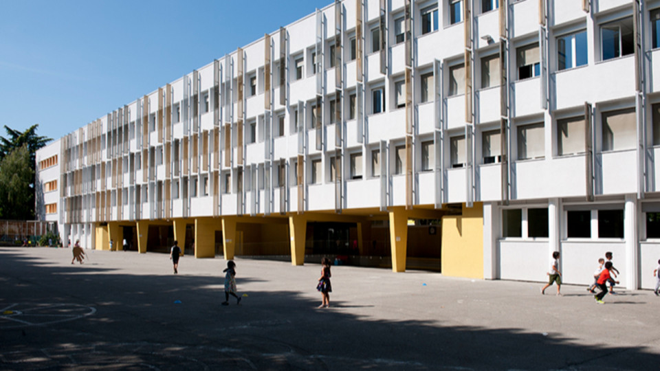 Annecy : Quatre cours d'&eacute;coles v&eacute;g&eacute;talis&eacute;es et transform&eacute;es