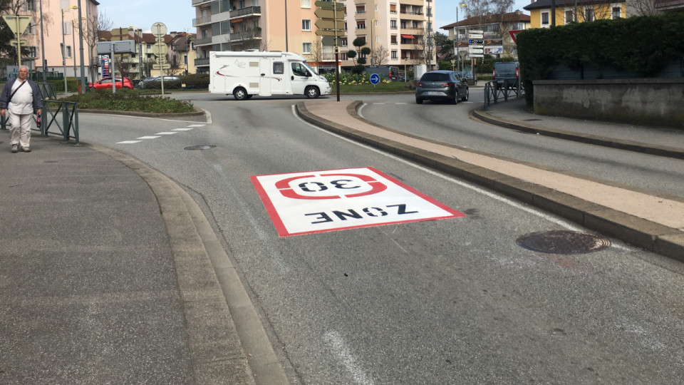 Annecy : Une p&eacute;tition pour arr&ecirc;ter les 30 km/h dans toute la ville