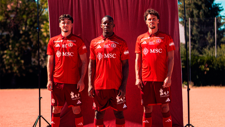 FC Annecy : le nouveau maillot domicile rend hommage au stade du Coteau