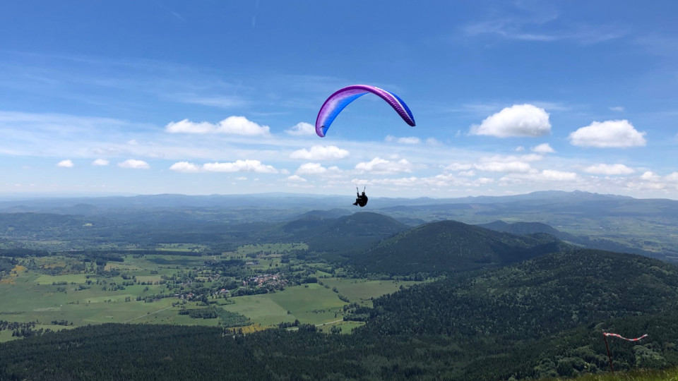 Lac d&rsquo;Annecy : un parapentiste de 60 ans meurt apr&egrave;s une chute dans l&rsquo;eau