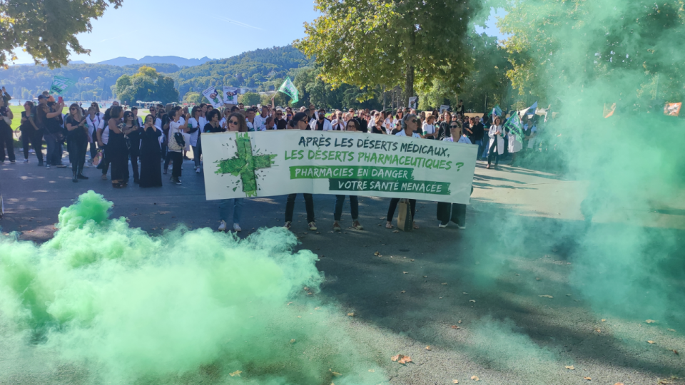 Manifestation des pharmaciens &agrave; Annecy : "Pharmacies menac&eacute;es, votre sant&eacute; en danger"