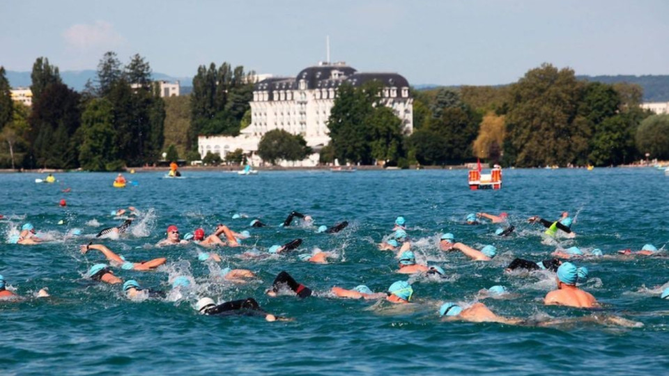 Pr&egrave;s de 2100 nageurs se lancent dans la Travers&eacute;e du lac d'Annecy